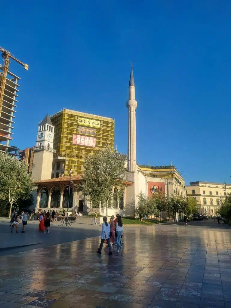 Tour de l'horloge et mosquée
