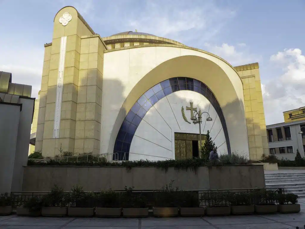 Cathédrale de la résurrection du Christ à Tirana, extérieur