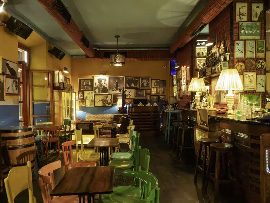 Salle du radio bar, Tirana