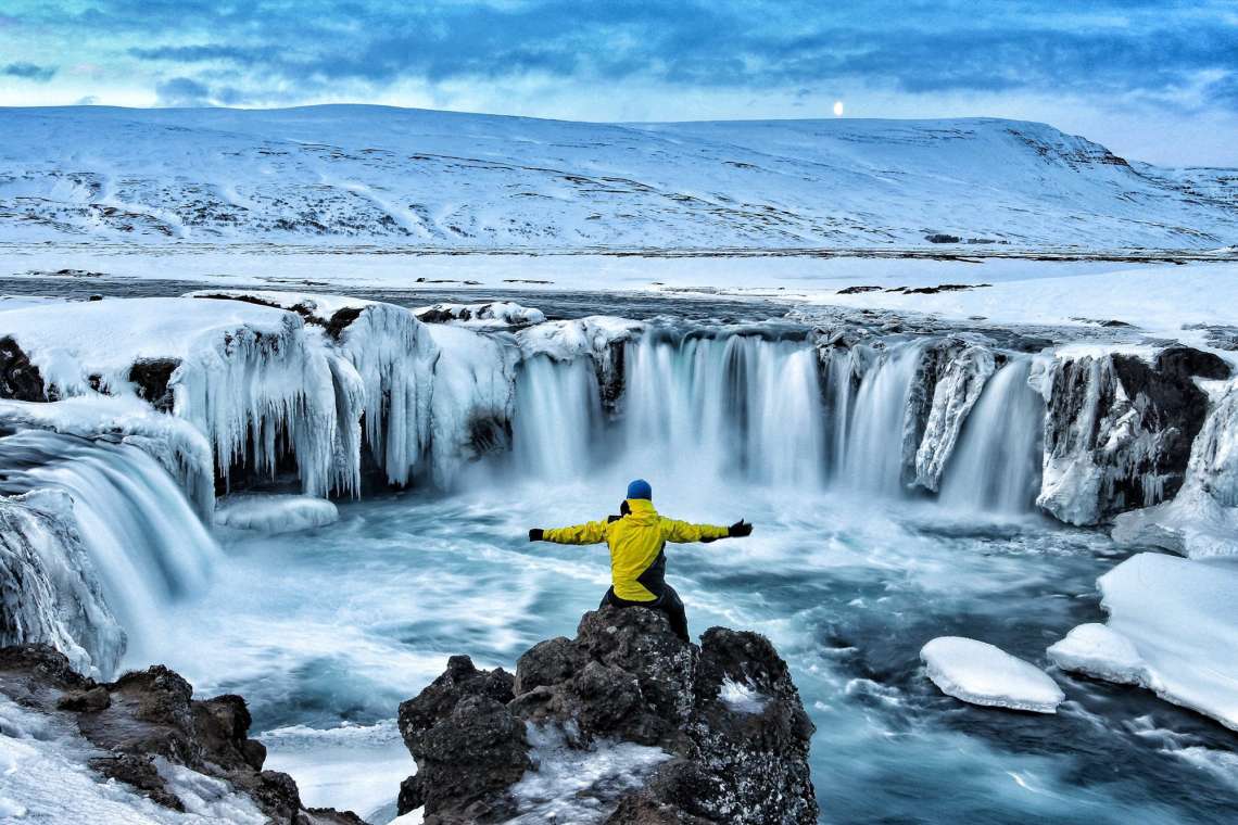 Homme devant des chutes d'eau en Islande