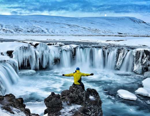 Homme devant des chutes d'eau en Islande