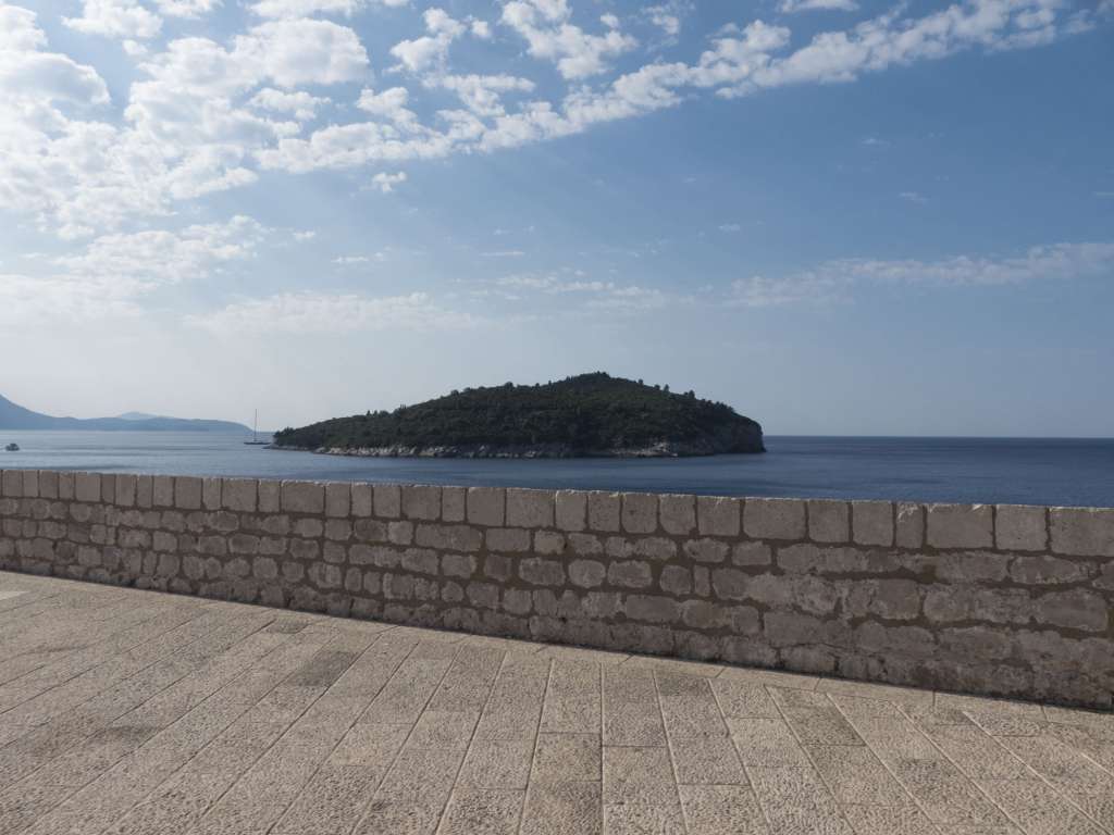 Vue sur l'île de Lokrum depuis les remparts