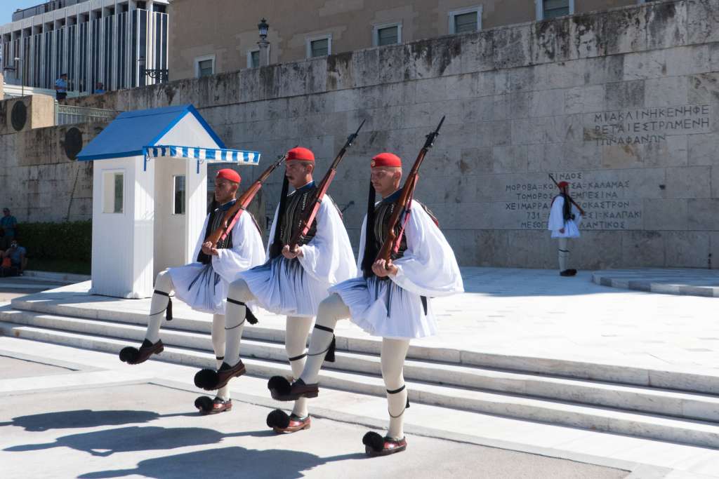 Assister à la relève de la garde des Evzones le dimanche matin