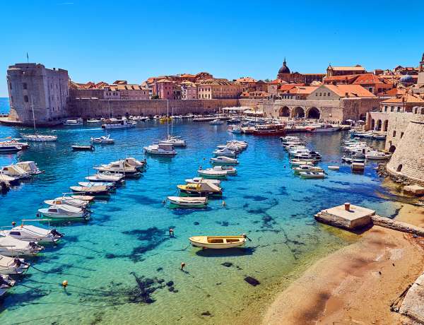 Que faire à Dubrovnik ? Admirer le vieu port depuis les remparts
