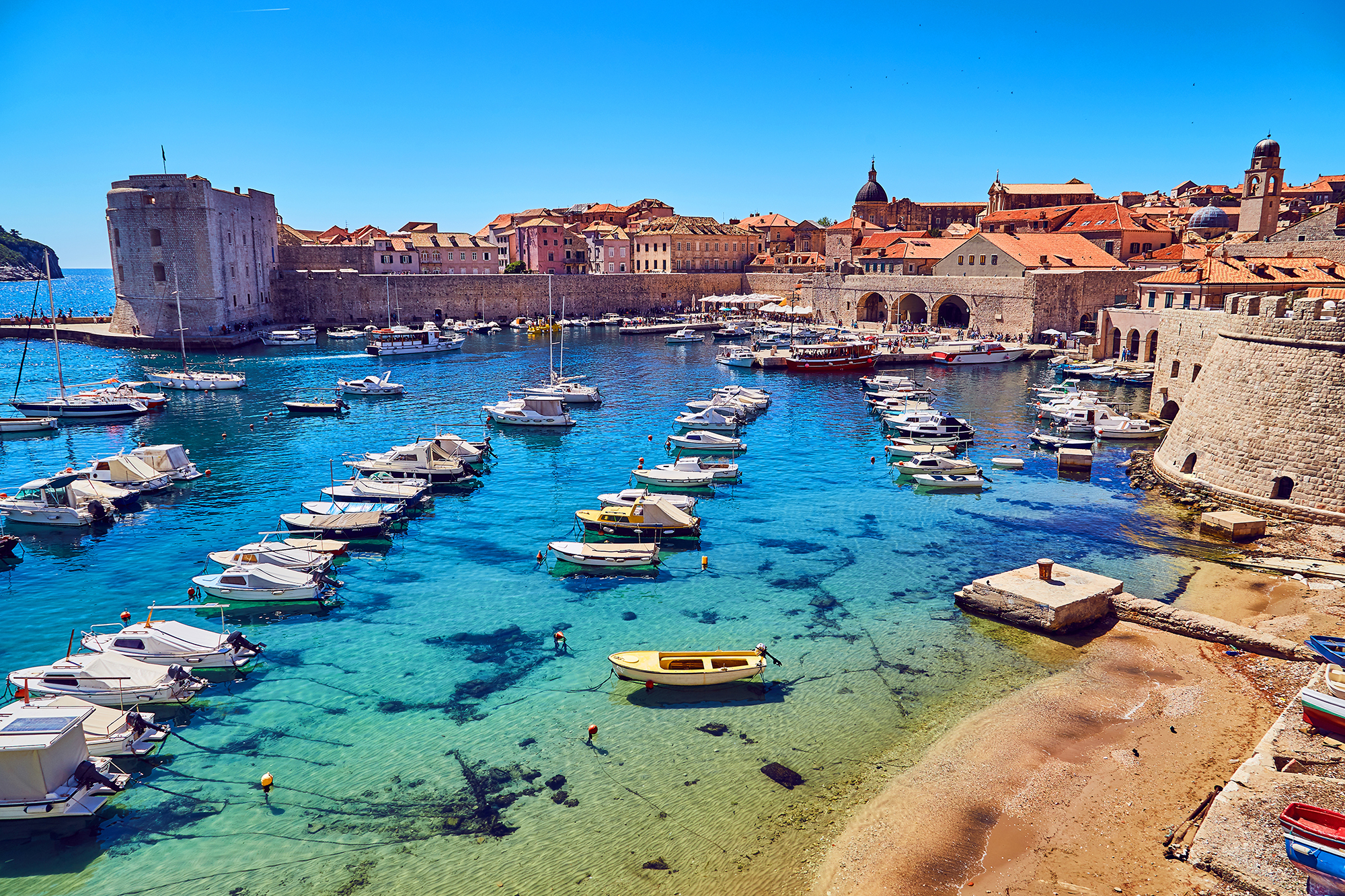 Que faire à Dubrovnik ? Admirer le vieu port depuis les remparts