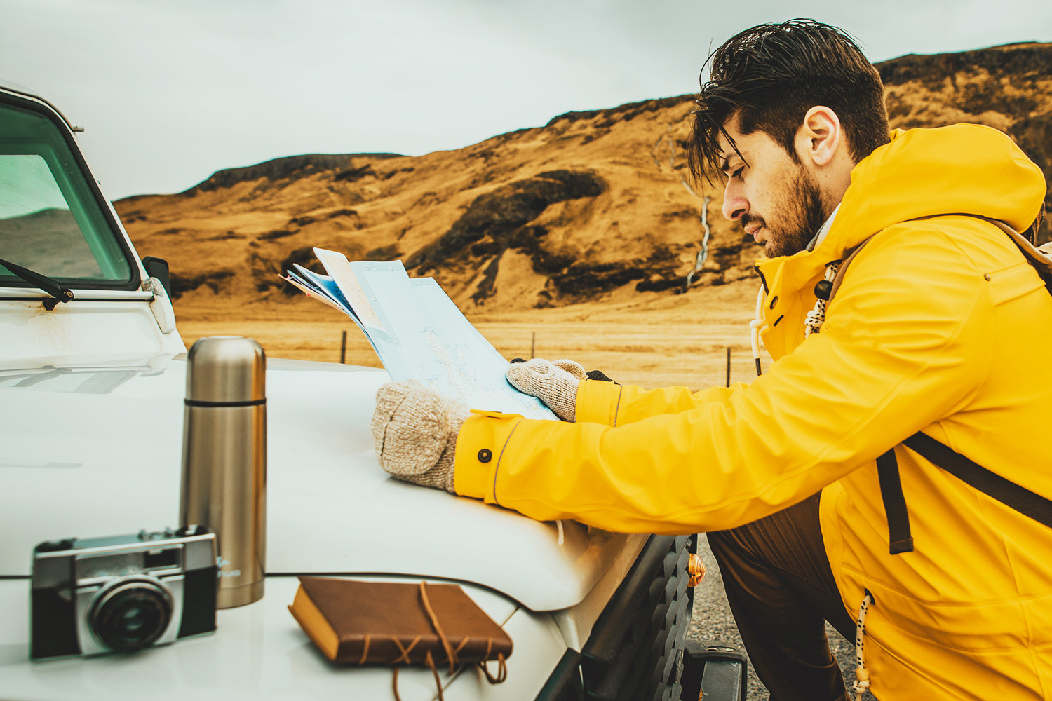 jeune homme qui découvre l'islande en camping car