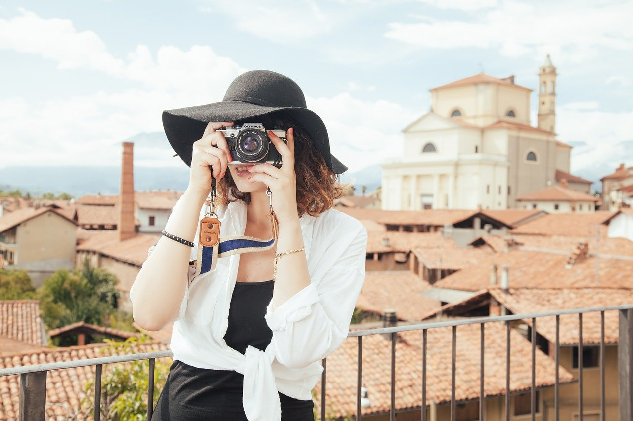femme prenant des photos