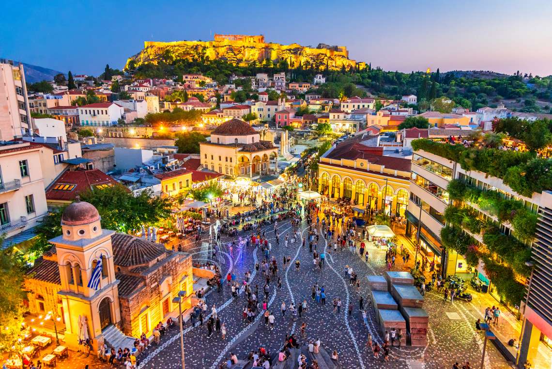 Visiter Athènes en 3 jours : vue de nuit sur le quatier de Monastiraki