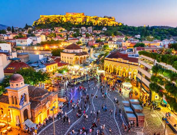 Visiter Athènes en 3 jours : vue de nuit sur le quatier de Monastiraki
