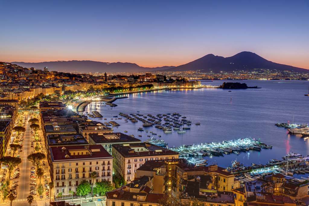 Visiter Naples en 3 jours : vue sur le front de mer et le Vésuve