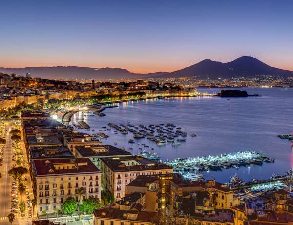 Visiter Naples en 3 jours : vue sur le front de mer et le Vésuve