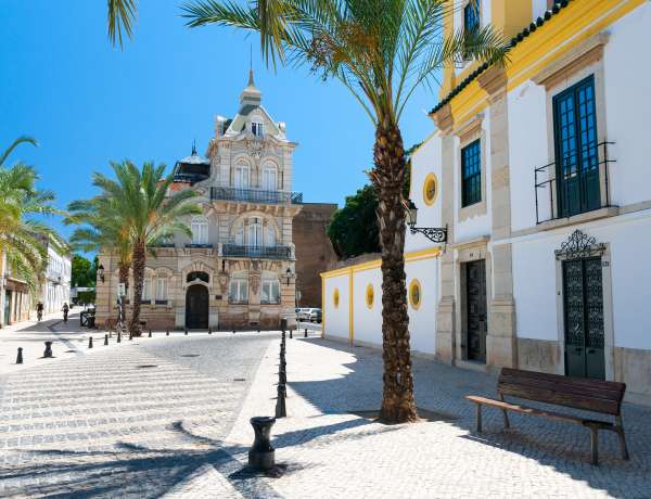 Que faire à Faro ? Ruelle de la ville de Faro, Algarve, Portugal