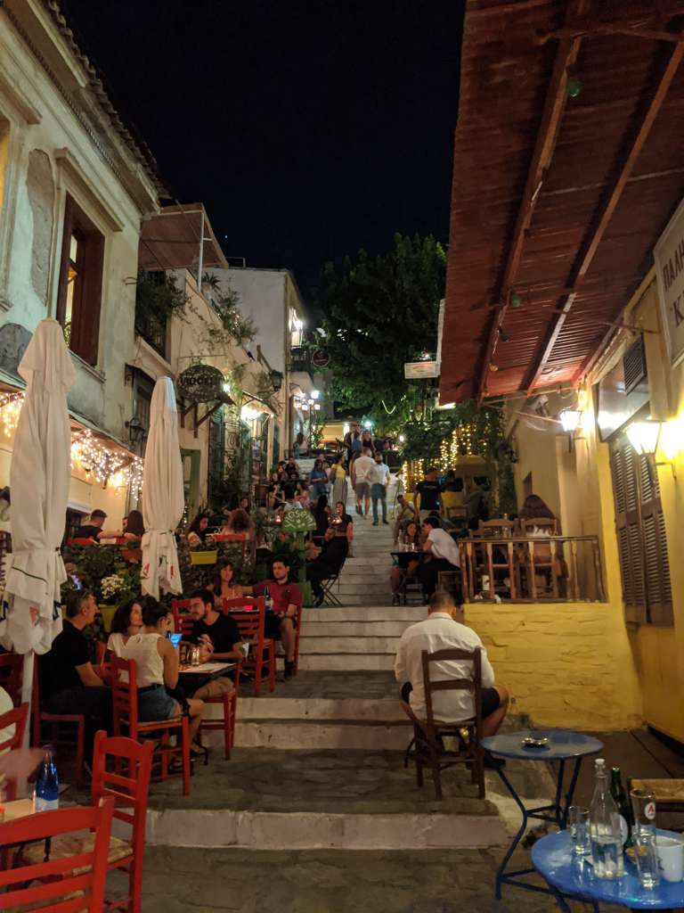 Les célèbres escaliers de Plaka s'animent la nuit grâce aux terrasses des restaurants