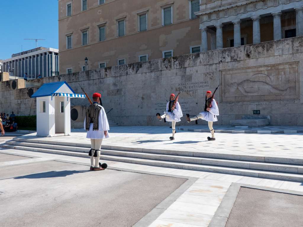 Inspection pendant la relève de la garde des Evzones