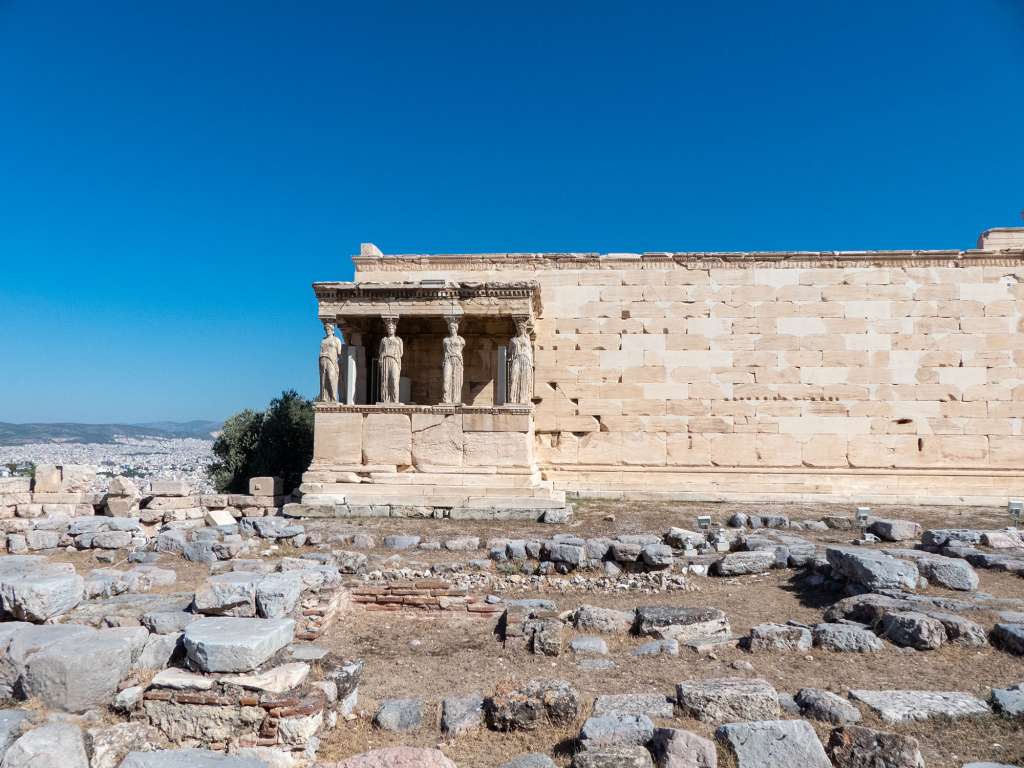 Érechtheion et ses cariatides sur la colline de l'Acropole