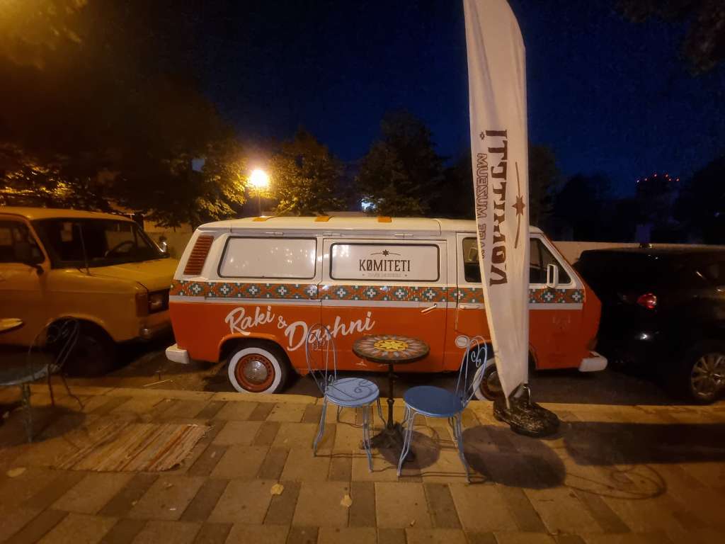 Van dans le quartier Blloku de Tirana