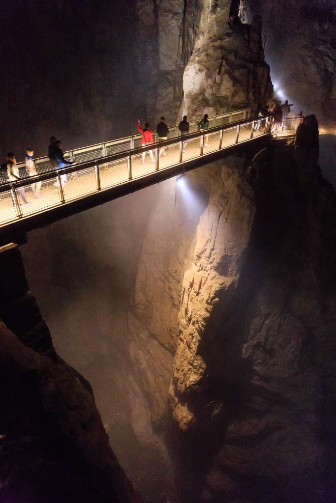 Passerelle dans les grottes de Skocjan en Slovénie