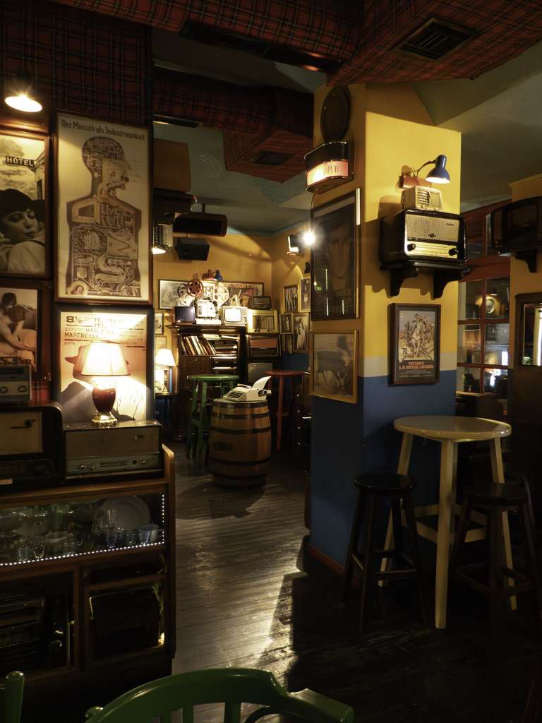 Radio Bar, Tirana